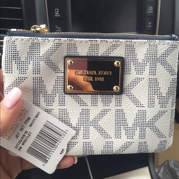 Michael Kors Handbags - ⚡️1 HOUR SALE ⚡️ 💯 MK Jet Set Wristlet NWT