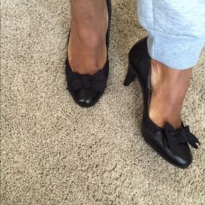 Gianni Bini Blk pumps with ribbon & bow detail sz7