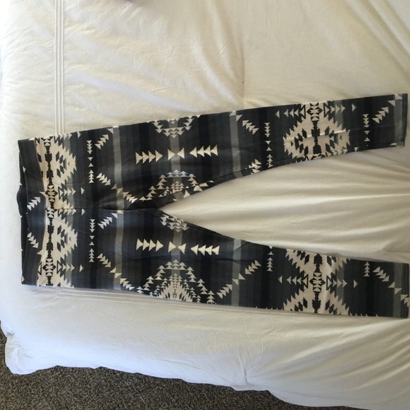 American Eagle patterned leggings