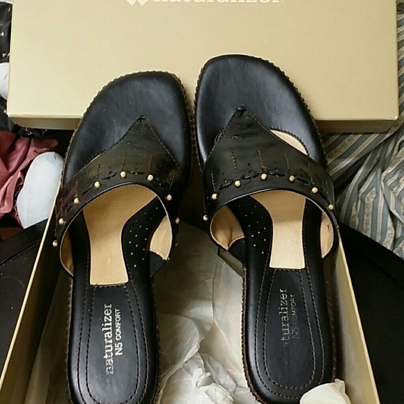 Naturalizer Entrance Black Leather Thong Sandals