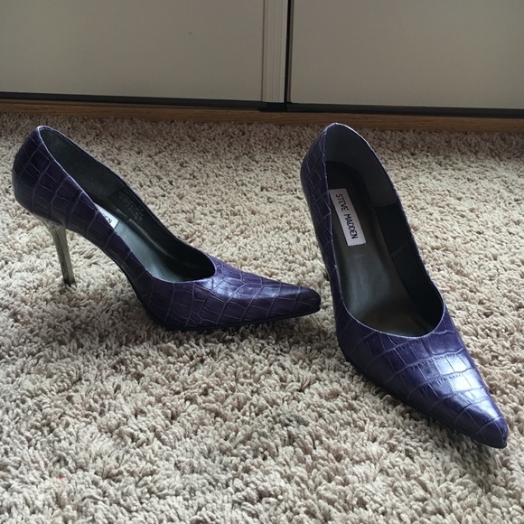 Steve Madden- purple snakeskin pointed pump !