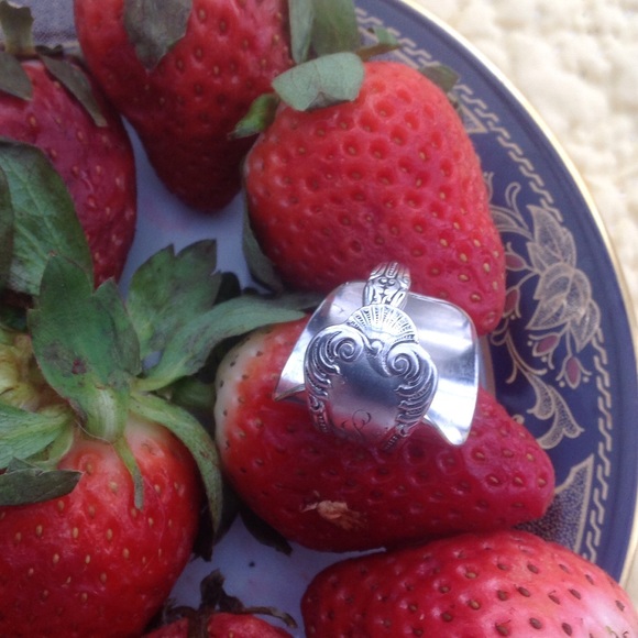 Silverware Monogrammed S ring - Picture 2 of 8