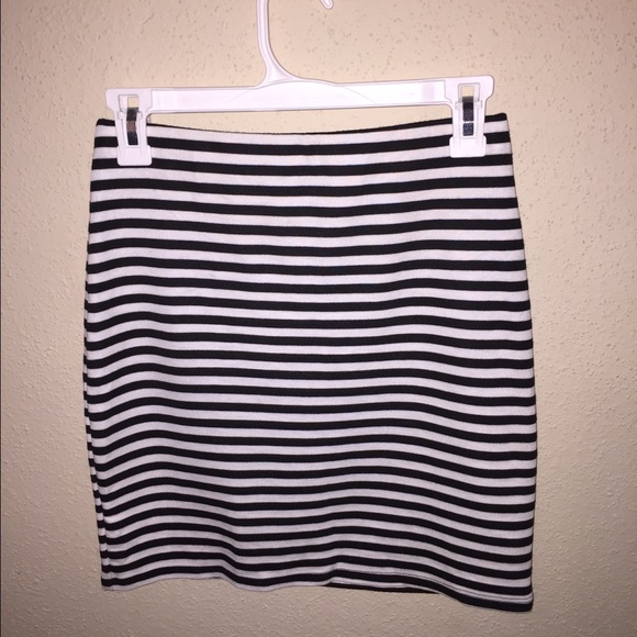 Black and white striped skirt - Picture 1 of 2