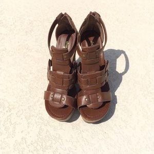 SALE! 💕 Brown wedges