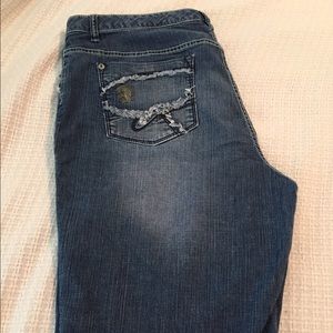 Avenue Bermuda shorts with detail