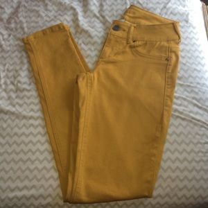 Mustard yellow jeggings!