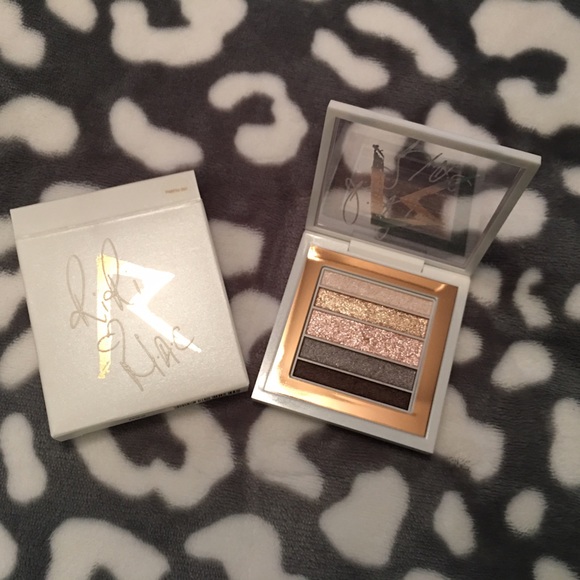 MAC Cosmetics Other - Mac Riri Eyeshadow in Phresh out 💕