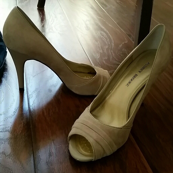 Heels - Picture 3 of 4