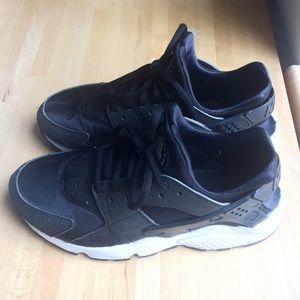 Nike hurache black and white