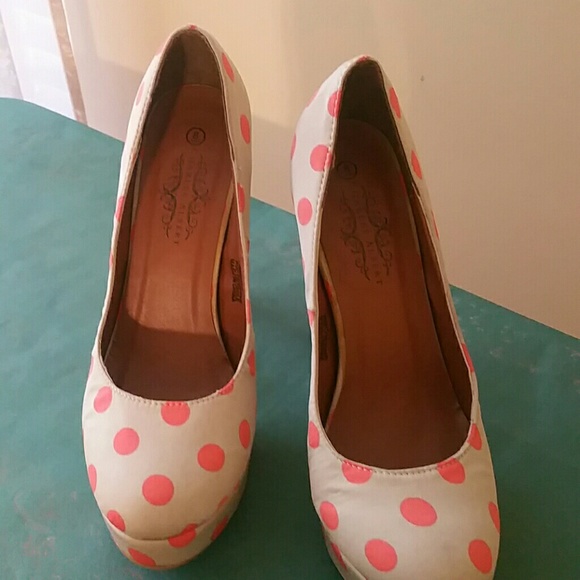 Size 8 hardly worn cute but eclectic looking shoe