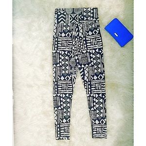 Tribal Print Black & White Leggings 🎀L/XL