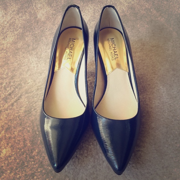 New-Michael Kors Flex Patent-Leather Mid-Heel Pump