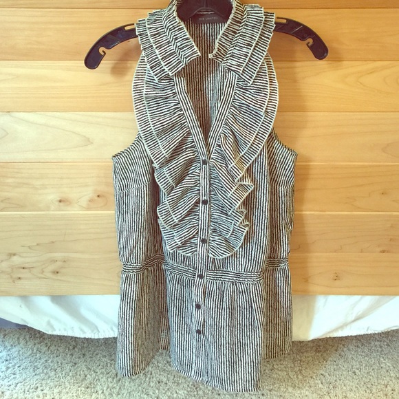 Sleeveless button down halter neckline top