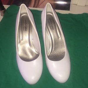 WHITE PUMPS SIZE 7W