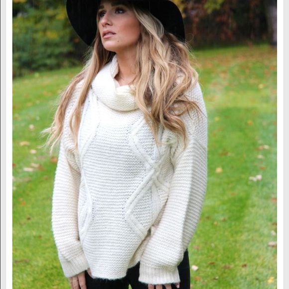 ✨Sold✨ Jessie James Decker Ivory Sweater - Picture 2 of 3