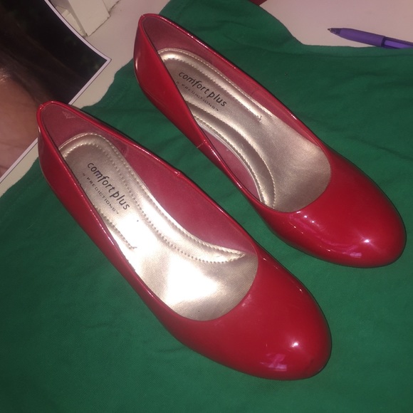 RED PUMPS SIZE 6.5