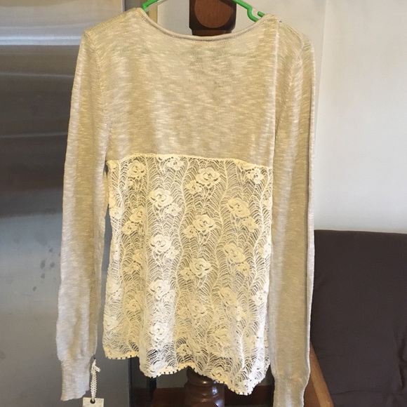 Long sleeve light sweater with lace back