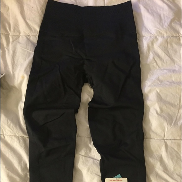 *NWT* lulu zone in black crops.