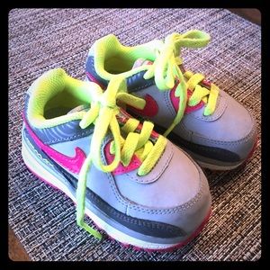 Children's Nike air tennis shoes!