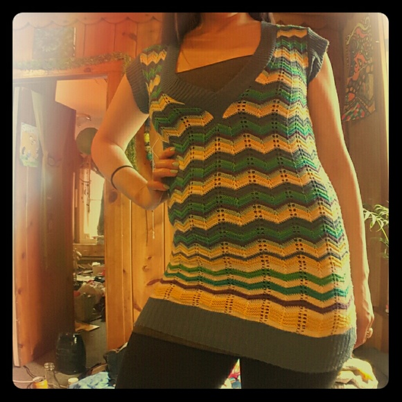 Short sleeved knitted v-neck with zigzag pattern