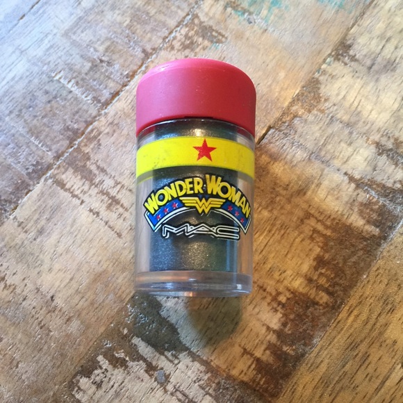 Do not buy*** Mac Wonder Woman and Mac pigment