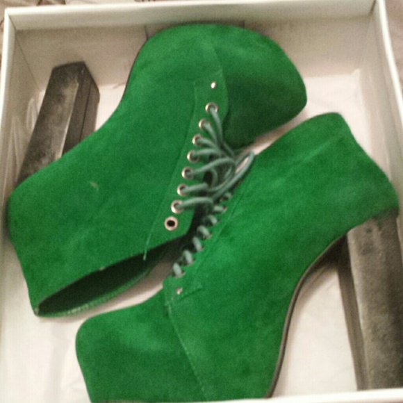 Really cute Green suede heel