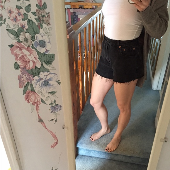 ❌SOLD❌High waisted Levi's shorts - Picture 3 of 4