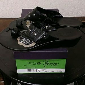 Sesto Meucci Seltz Sandal. Circle toe