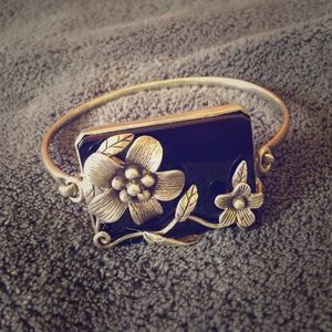 Silver bracelet with black stone and flowers