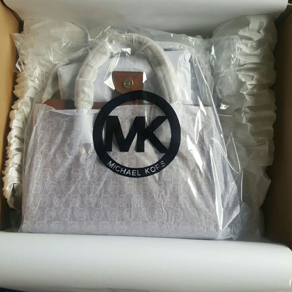 Michael Kors Hamilton Luggage Medium Satchel - Picture 4 of 4