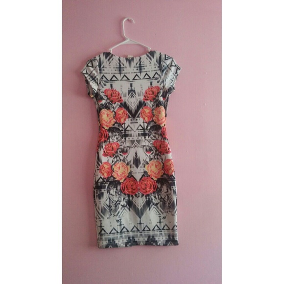 **Sold**Patterned tight dress - Picture 2 of 3