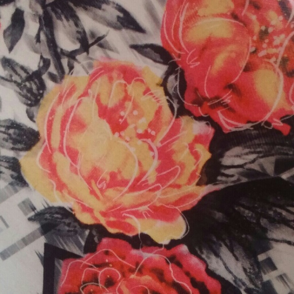 **Sold**Patterned tight dress - Picture 3 of 3