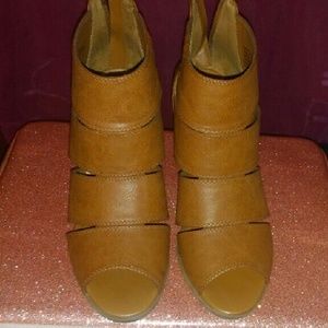 Cute open toe booties !