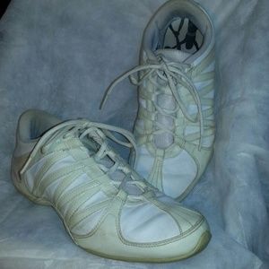 NIKE WMNS CHEER FLASH