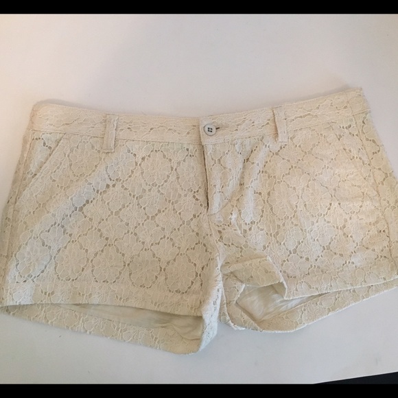GENTLY USED MOSSIMO CREAM LACE SHORTS
