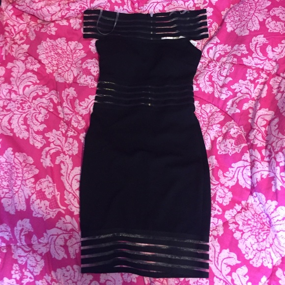 Black bodycon dress. Sexy but still fancy.😊
