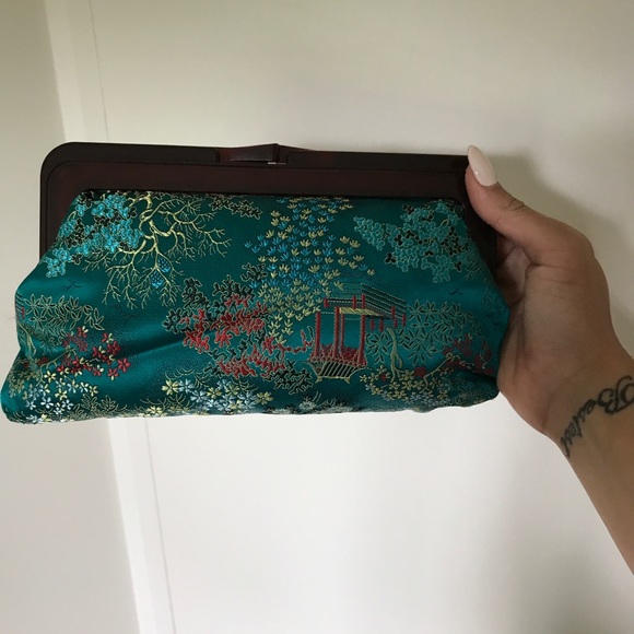Asian Inspired clutch w/ Plastic Snap Top closure - Picture 3 of 5