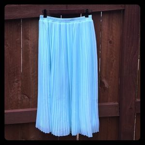 Pleated midi length skirt. Fully lined.