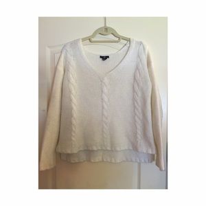 White v neck sweater, great condition