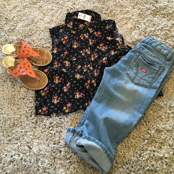 Wet Seal-NWT black floral crop top!