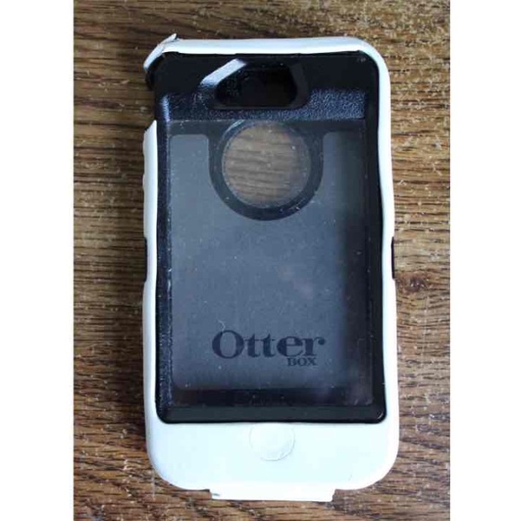 White and Black iPhone 4/4s Otterbox Case