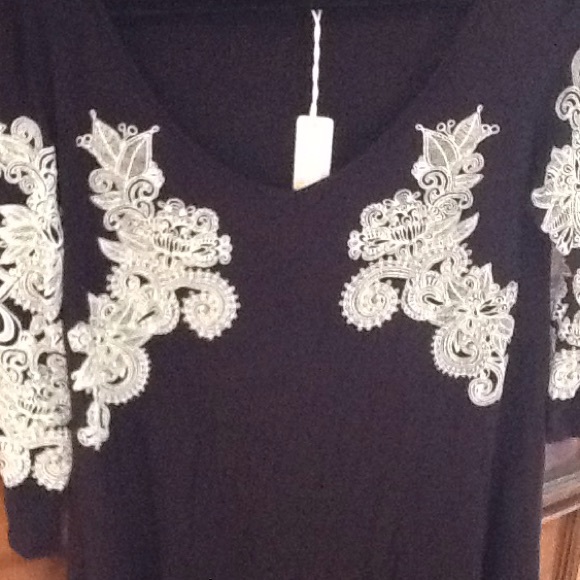 Black maternity shirt - Picture 2 of 3