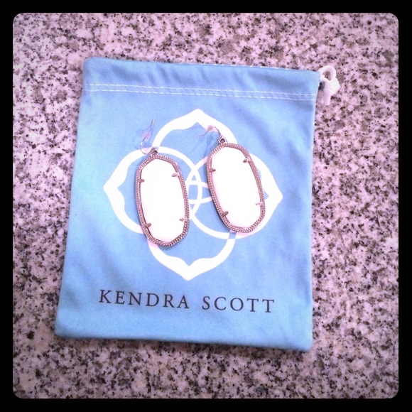 Beautiful pearl Danielle Kendra Scott earrings