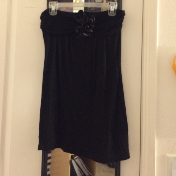 Short Black Dress with Flower in the Middle - Picture 1 of 3