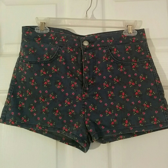 ⭐️LAST CHANCE⭐️ Topshop Moto Shorts - Picture 2 of 4