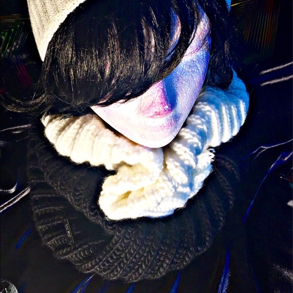 Chunky Nine West black & ivory neck warmer 😃