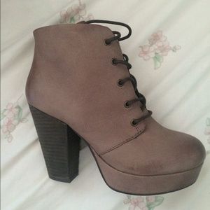 Steve Madden Raspy taupe leather booties