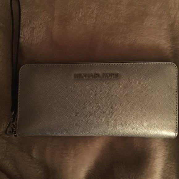 Michael kors silver zip continental wallet