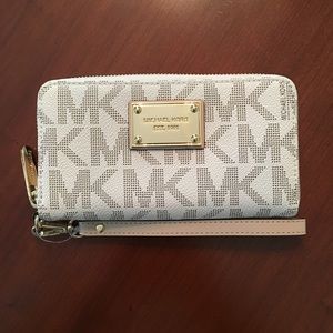 PVC vanilla Michael Kors Wristlet