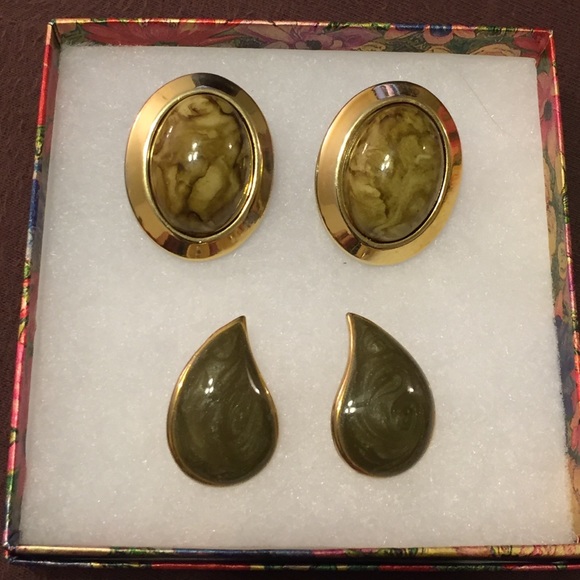 2 Pair of Oliver color earrings